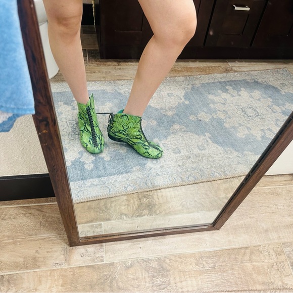 Stylish Green Snake Print Ankle Boots - Picture 5 of 6